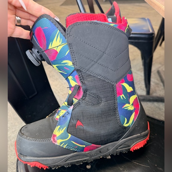 Burton Shoes - Women’s Burton limelite BOA snowboard
Boot size 9 great condition